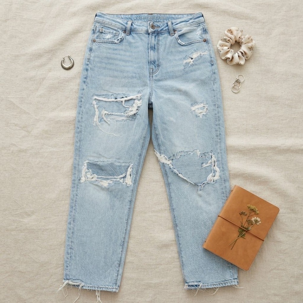 American Eagle Mom Jeans Light Wash Distressed High Rise Denim 10 Short